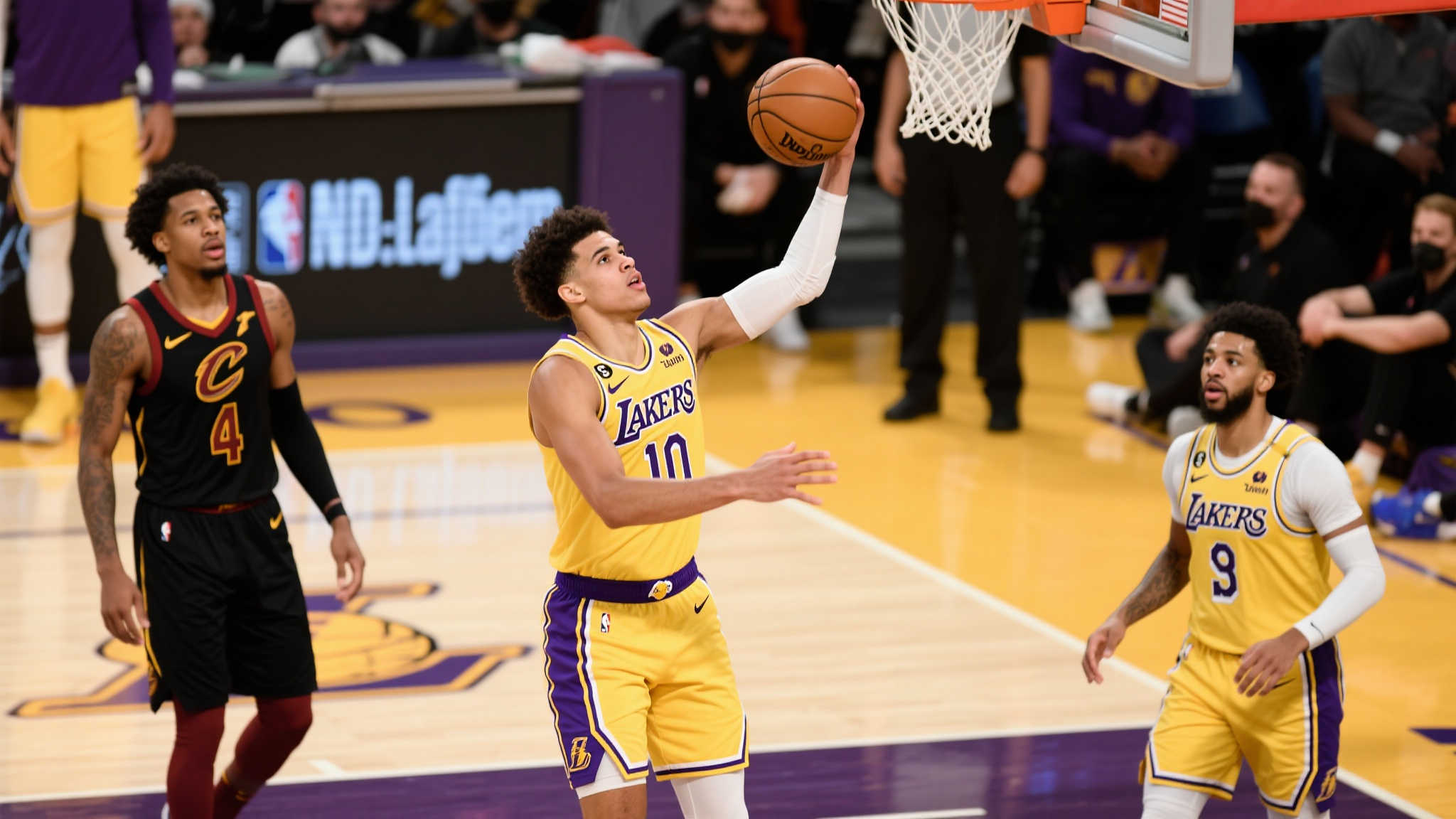 本场比赛中，湖人在阵容调整后给年轻球员提供了更大的